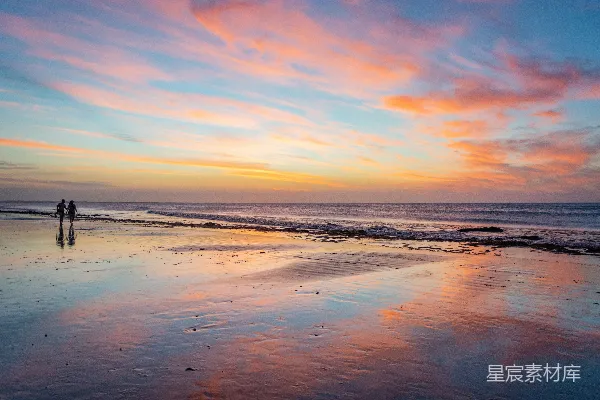 高清摄影 夕阳下的海滩漫步