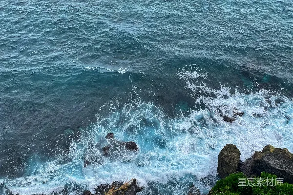高清摄影 海浪拍打岩石