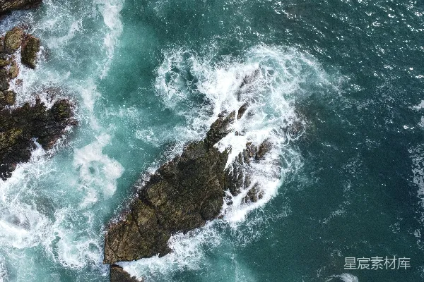 高清摄影 海浪拍打岩石的俯视图