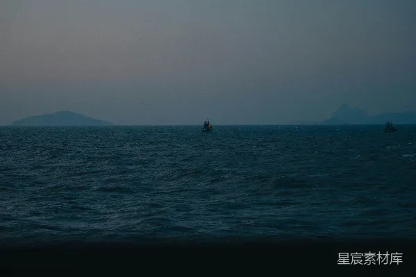 高清摄影 黄昏海上的孤舟