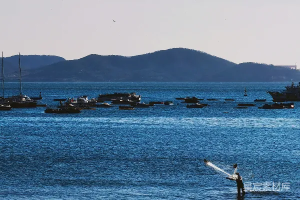 高清摄影 渔民撒网的宁静海景