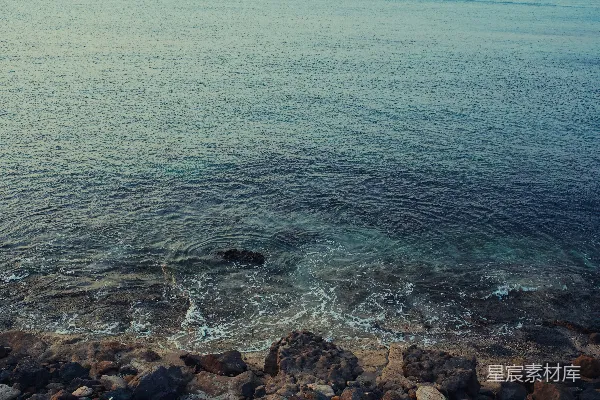 高清摄影 海岸边的波浪与岩石