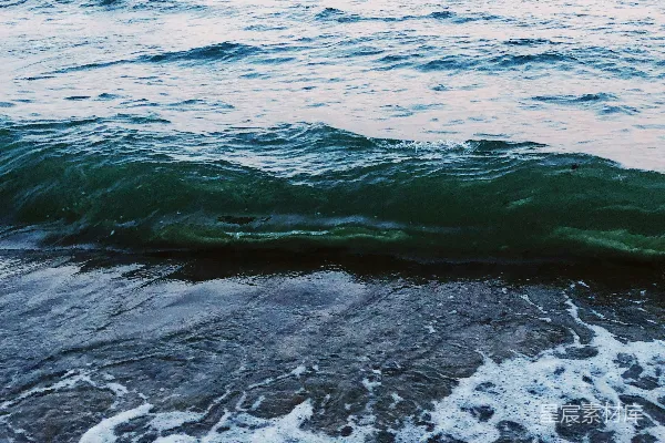 高清摄影 海浪拍打岩石的宁静时刻