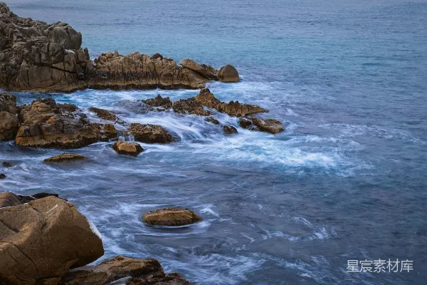 高清摄影 海岸礁石与波涛