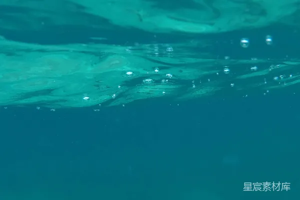高清摄影 清澈水面的泡泡