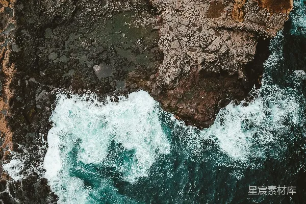 高清摄影 海岸航拍：波浪与岩石的交响
