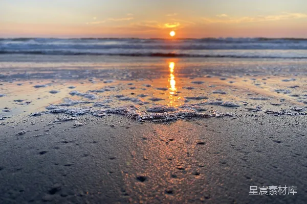 高清摄影 夕阳下的海滩泡沫