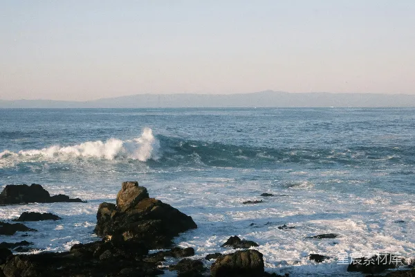 高清摄影 海浪拍打岩石