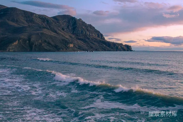 高清摄影 黄昏海岸的波浪与山峦