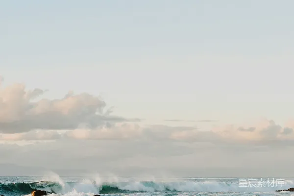 高清摄影 晨曦海浪拍打岩石