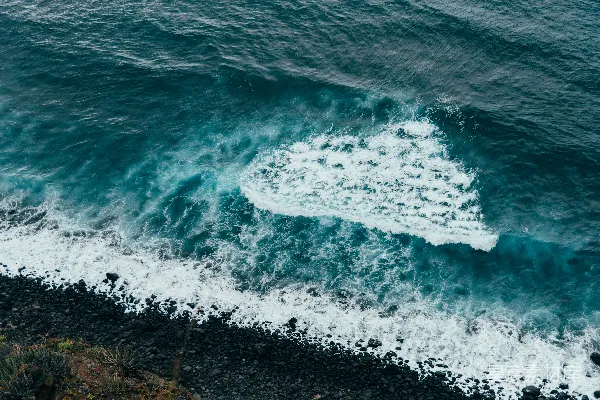 高清摄影 海浪拍打岩石