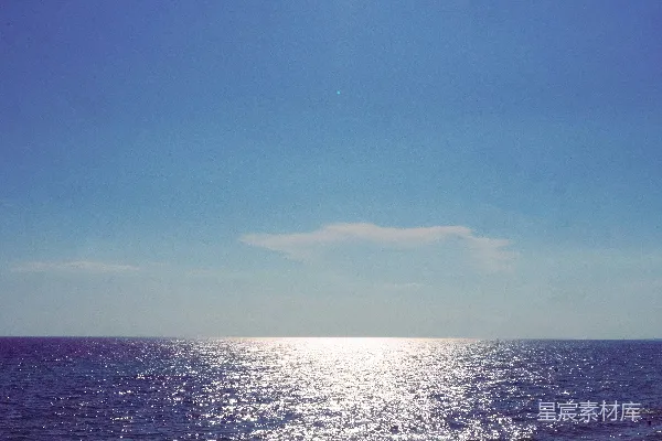 高清摄影 海天一色，阳光洒满海面