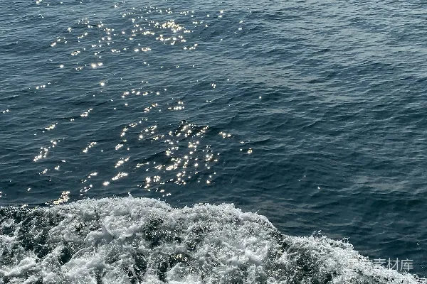 高清摄影 船行海面波光粼粼