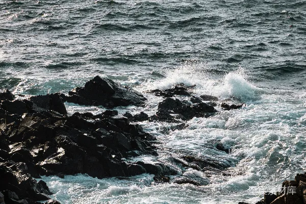 高清摄影 岩石海岸的波浪