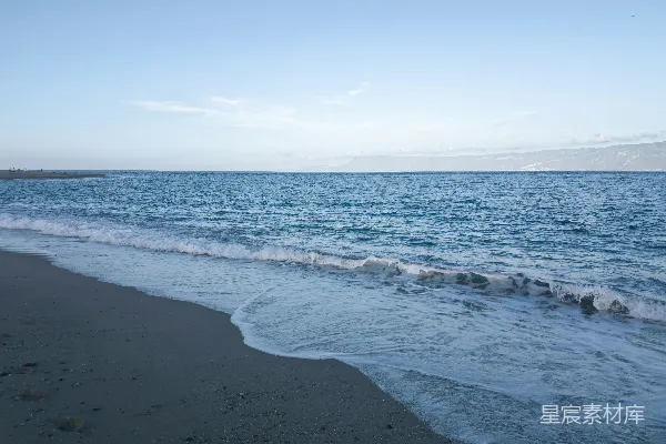 高清摄影 宁静的海滩与远山