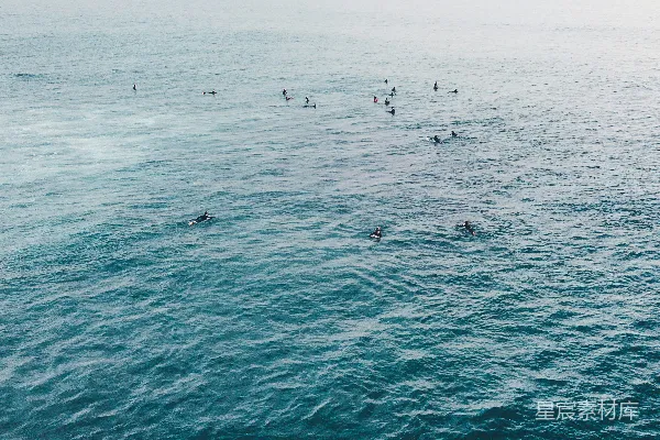 高清摄影 等待海浪的冲浪者