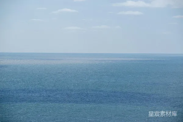 高清摄影 平静的海面与清澈的蓝天