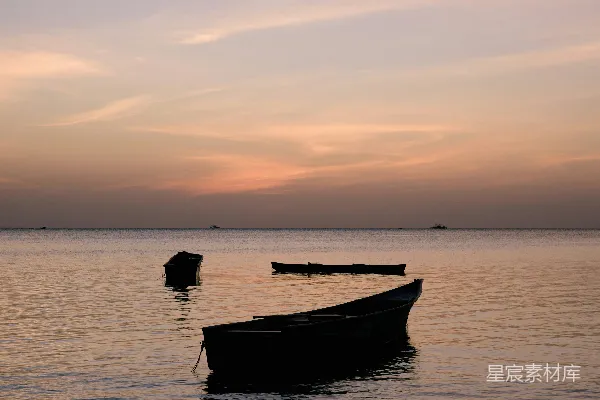 高清摄影 夕阳下的宁静渔舟