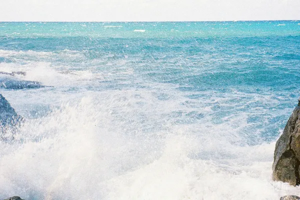 高清摄影 海浪拍打岩石