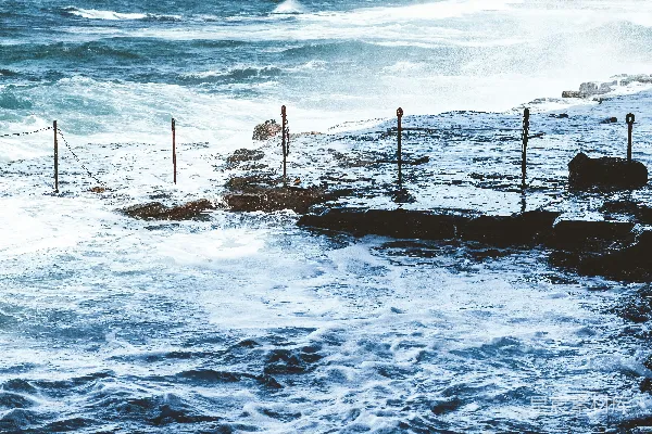 高清摄影 海浪拍打岩石