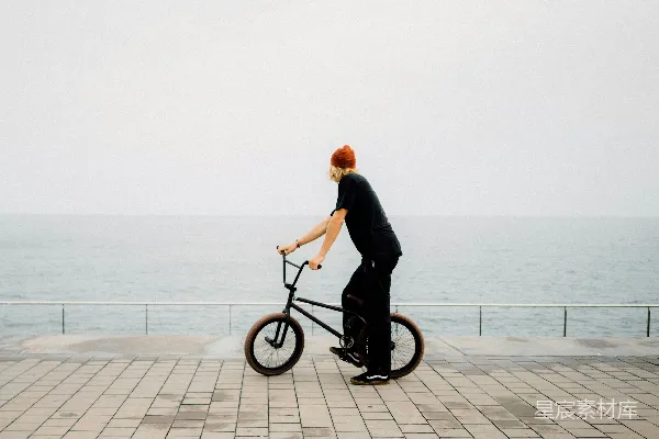 高清摄影 手持BMX自行车的人