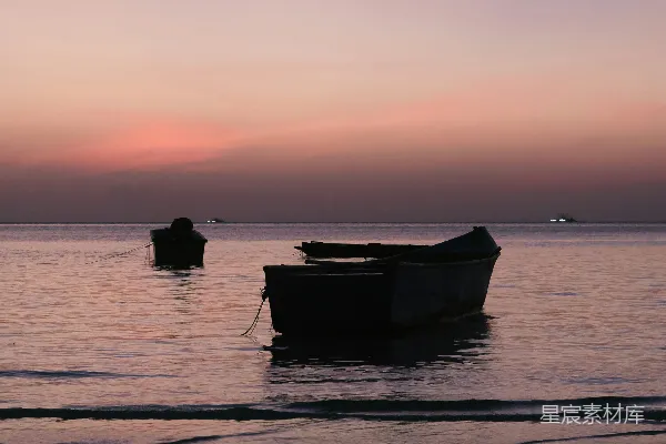 高清摄影 夕阳下的静谧小舟