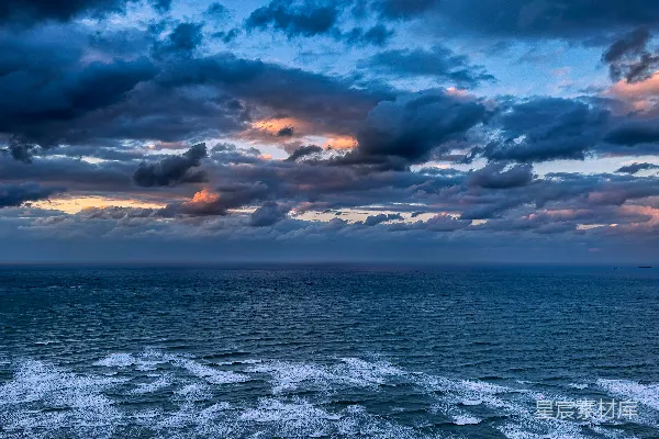 高清摄影 黄昏海景：云彩与波浪的交响