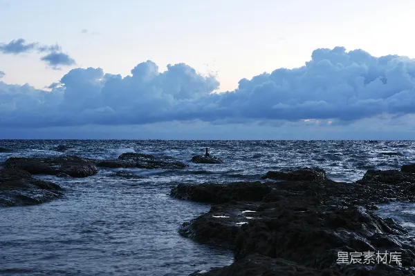 高清摄影 海浪拍打岩石的清晨