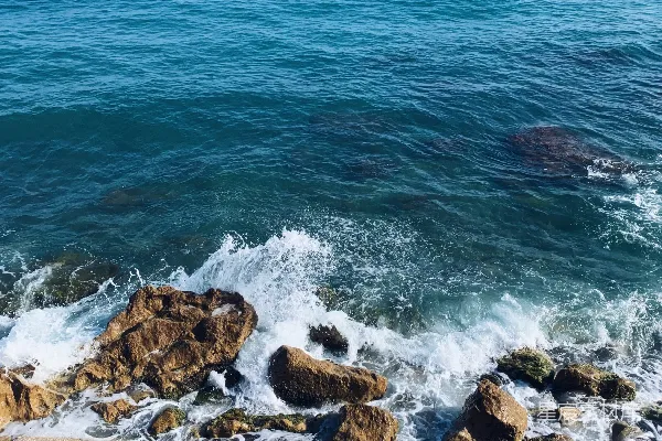 高清摄影 海浪拍打岩石