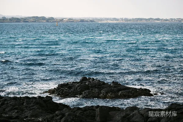 高清摄影 海岸边的岩石与波涛