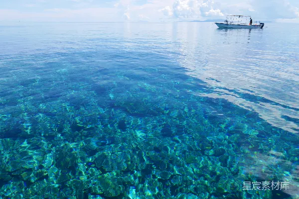 高清摄影 清澈的海景与悠闲的渔船