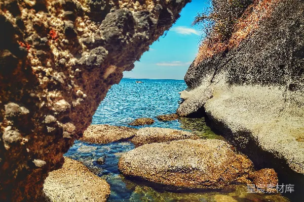 高清摄影 岩石缝隙中的海景