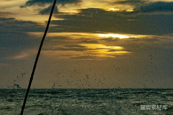 高清摄影 夕阳海浪与破旗的剪影