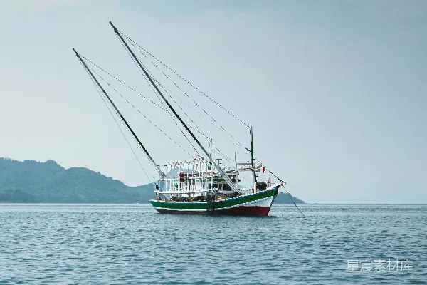 高清摄影 静谧的海上渔船