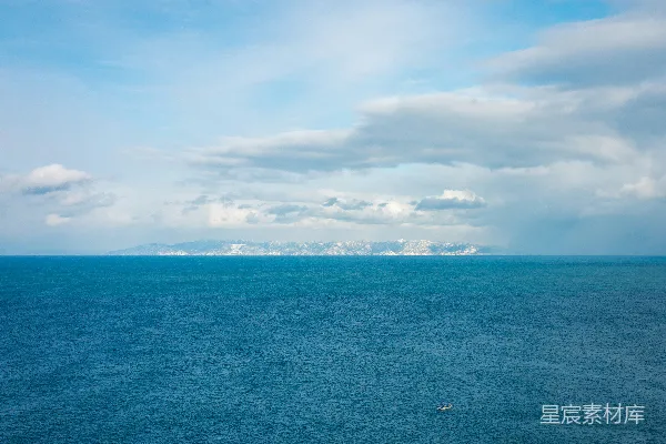 高清摄影 宁静的湖面与雪山
