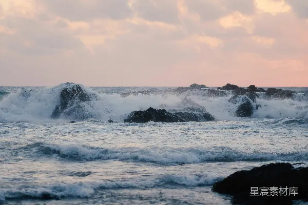 高清摄影 日落时分的海浪与岩石