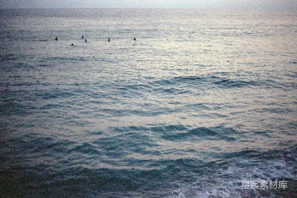 高清摄影 宁静的海面：傍晚时分的游泳者