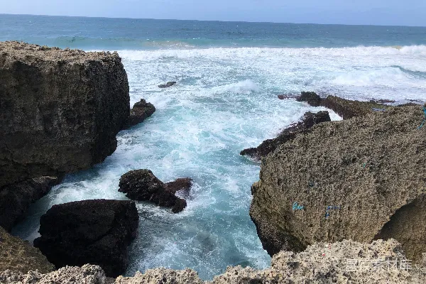 高清摄影 海浪拍打岩石的壮观景象