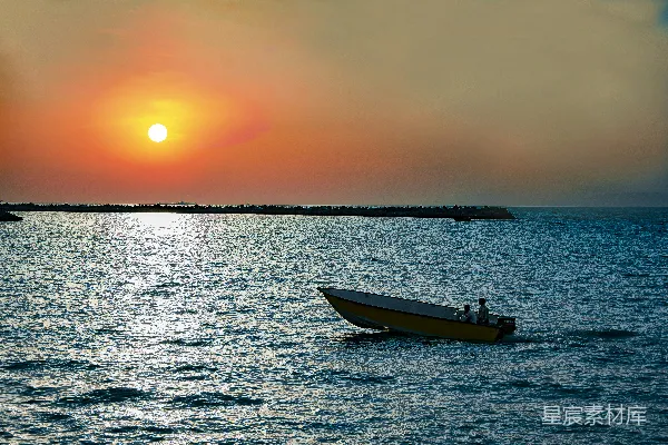 高清摄影 夕阳下的海上小舟
