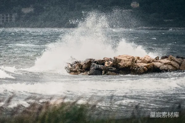 高清摄影 海浪拍打岩石