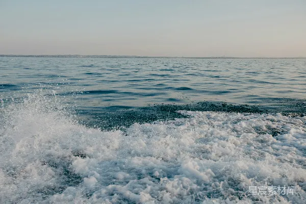 高清摄影 船尾的浪花与宁静的海景