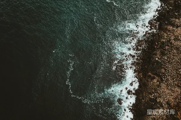 高清摄影 海岸俯瞰：岩石与波浪的交响