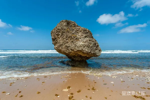 高清摄影 海边巨石与清澈海浪