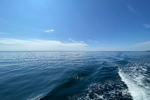 高清摄影 海上的船尾视角