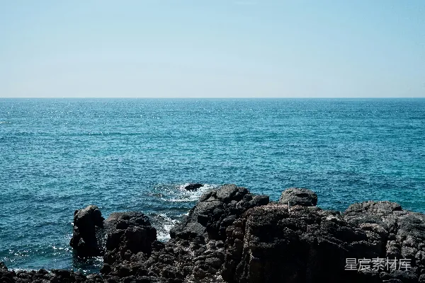 高清摄影 海岸岩石与宁静大海