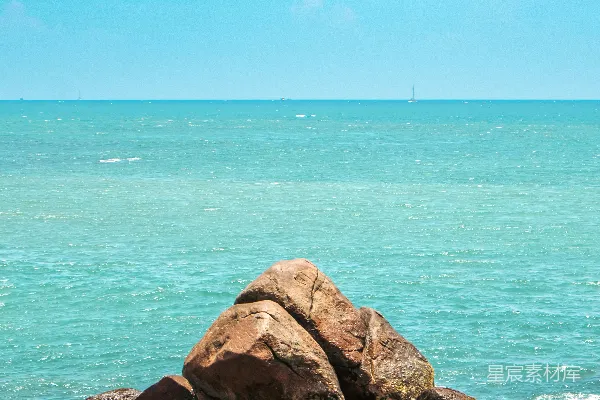 高清摄影 海边礁石与蔚蓝天空