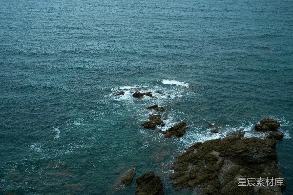 高清摄影 海岸礁石与波涛