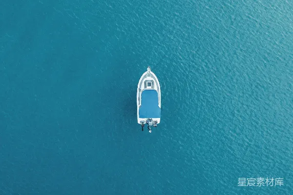 高清摄影 宁静的海上独舟