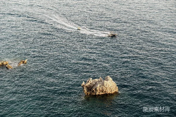 高清摄影 海上快艇追逐岩石