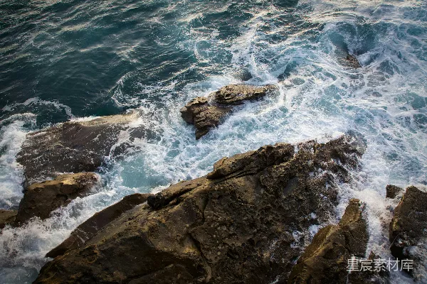 高清摄影 海浪拍打岩石